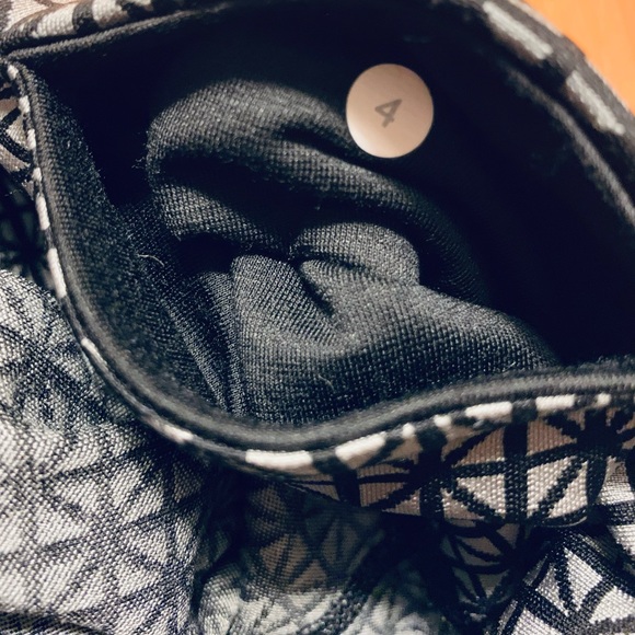 Lululemon • Black & Gray Wunder Under Leggings • 4 - Picture 9 of 16